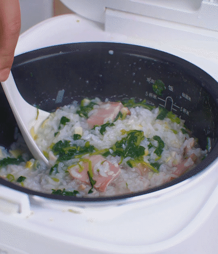 煮好時(shí)加白胡椒適當(dāng)調(diào)味。