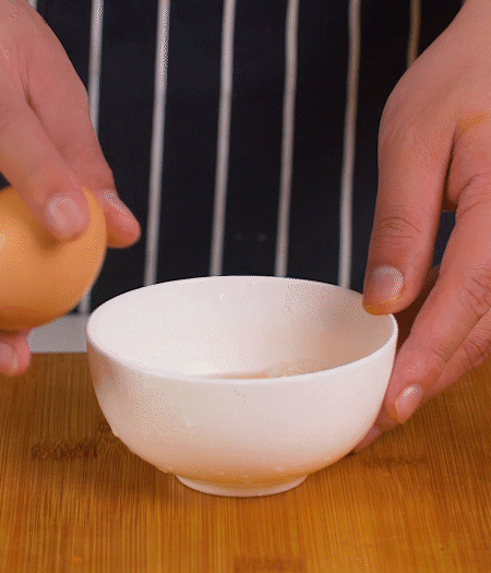 起鍋熱油，蛋液煎成雞蛋碎。金字淡咸肉切成絲。