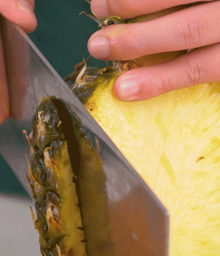 鳳梨去皮把果肉切塊，醬肉切小塊。