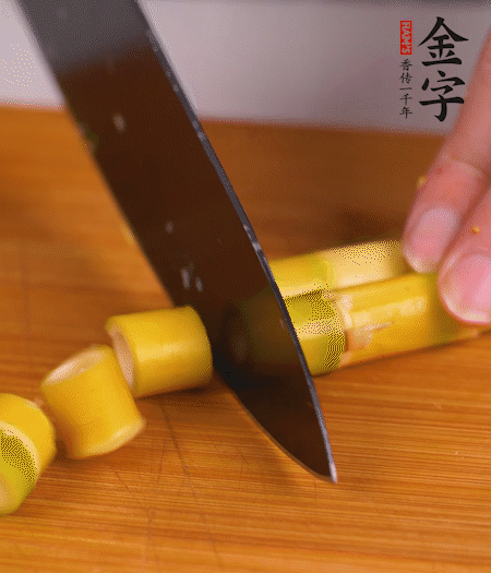 小野筍剝?nèi)ネ馄?，切成小段?>
					</div>
					<span>步驟 2/7</span>
					<p>小野筍剝?nèi)ネ馄ぃ谐尚《巍?/p>
				</li><li>
					<div   id=