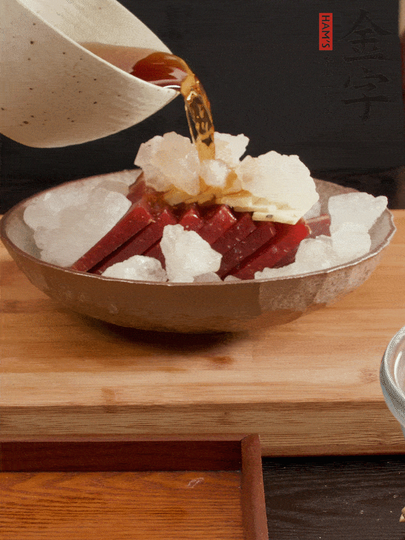 加姜片、冰糖、黃酒、水，蒸60分鐘，將火腿的咸逼出來(lái)。