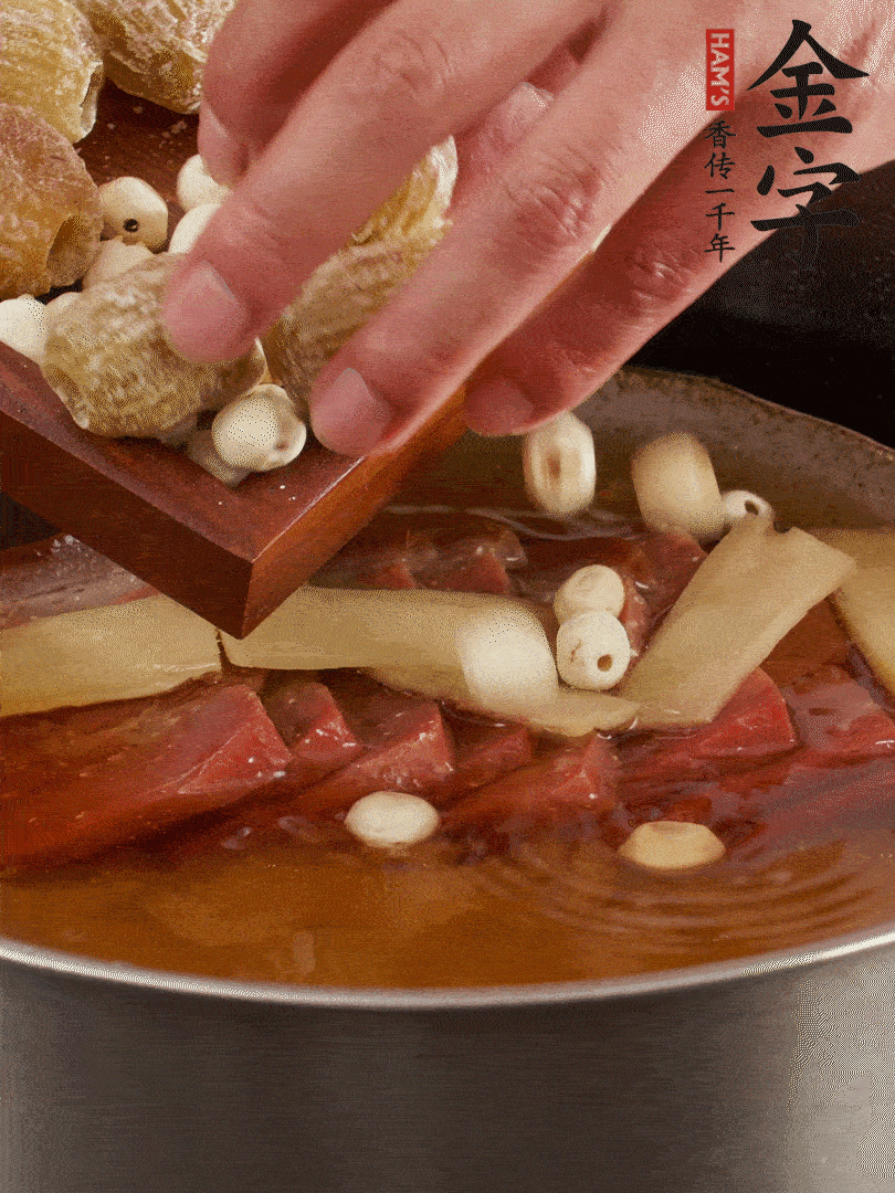 待冰糖融化后，放入蜜棗、蓮子同蒸25分鐘左右。