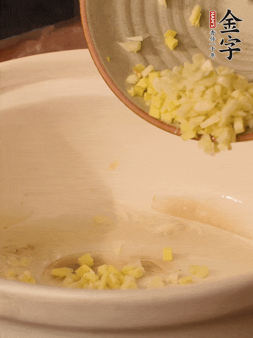 熱油下鍋，姜爆香。下冬瓜略微翻炒。