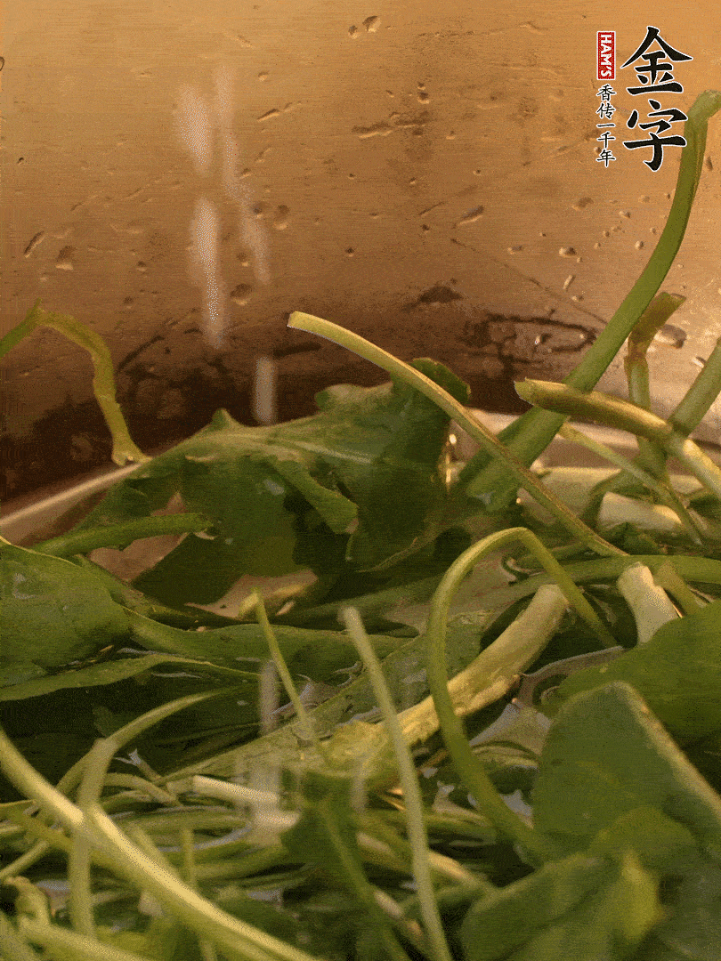 薺菜去掉根部，加小蘇打、鹽熱水沸騰燙軟。