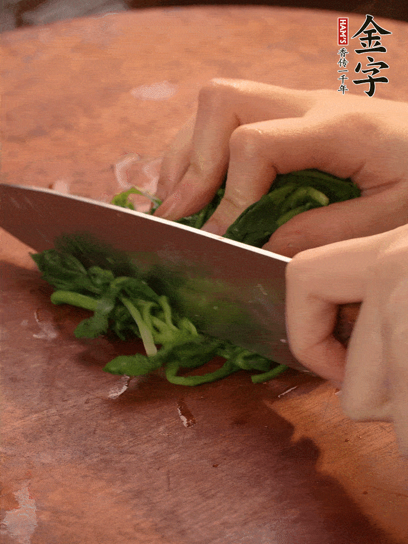 晾涼拽干水份，切碎備用。