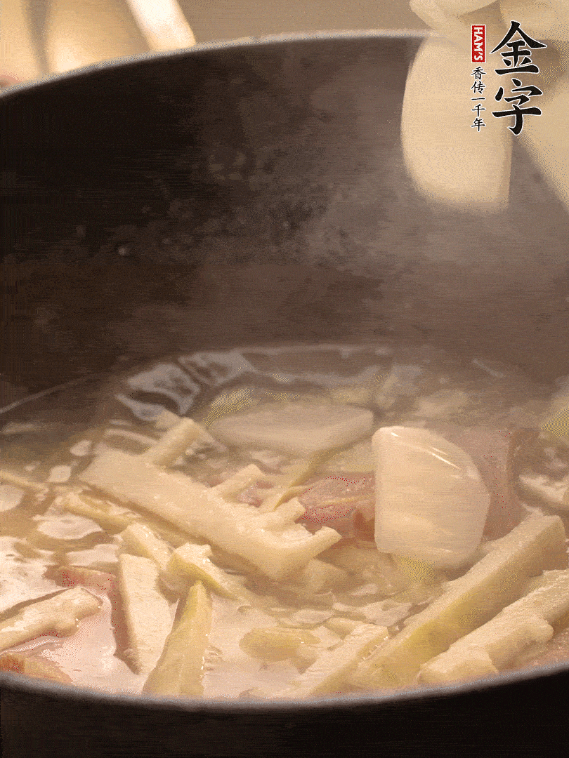 加一點開水后，放年糕燜2分鐘至軟。