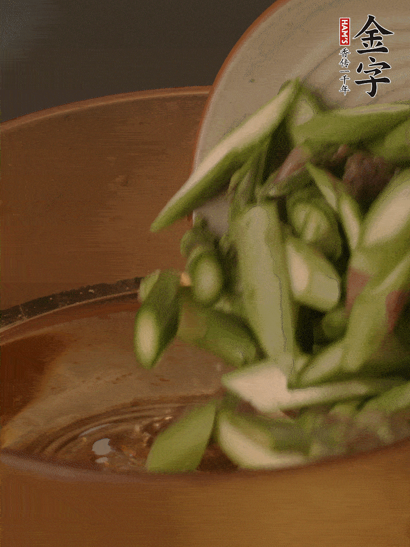 蘆筍、白玉菇焯水30秒備用。