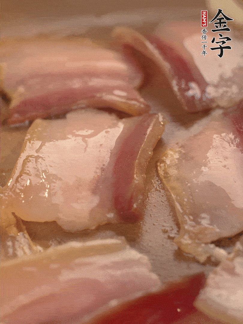 鍋中熱油煸香大蒜、咸肉。