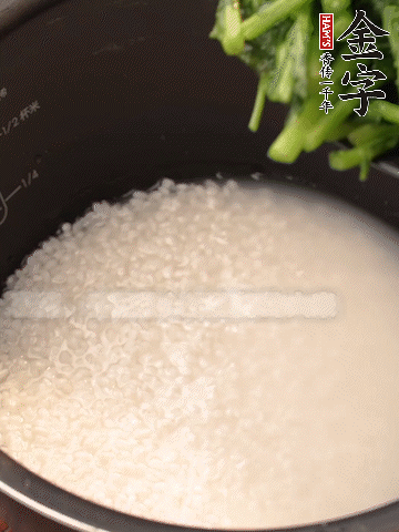 茼蒿、香腸放入浸泡好的大米，水沒過大米半指煮熟。