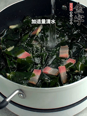 放入泡發(fā)好的裙帶菜翻炒一下，加適量清水燉煮。