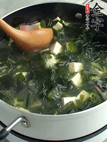 煮到沸騰后，再放入豆腐蓋蓋子煮3分鐘。