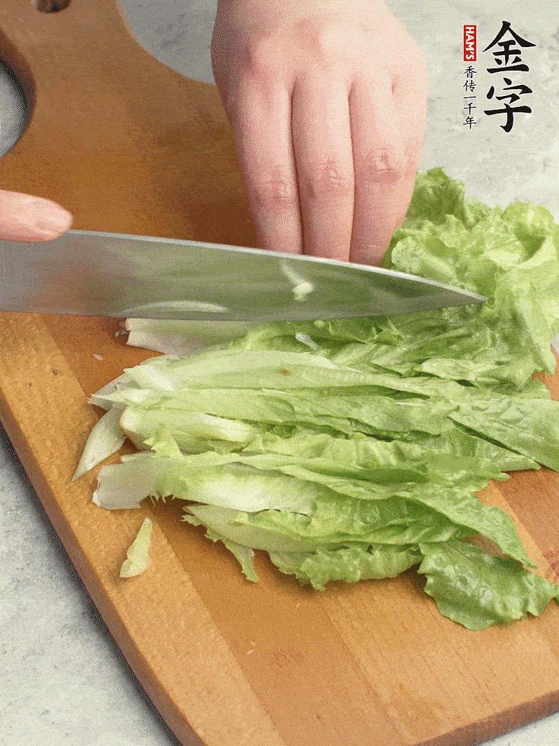 胡蘿卜、生菜、黃瓜切絲。