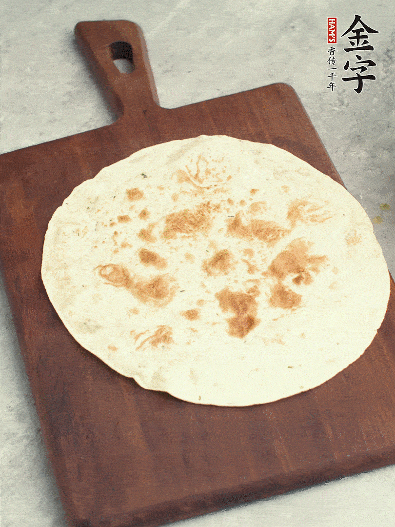 食材依次鋪在卷餅皮上，卷起來。