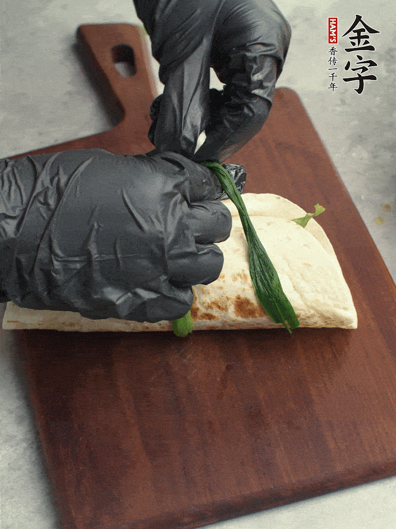 用焯過水的小蔥打結(jié)。