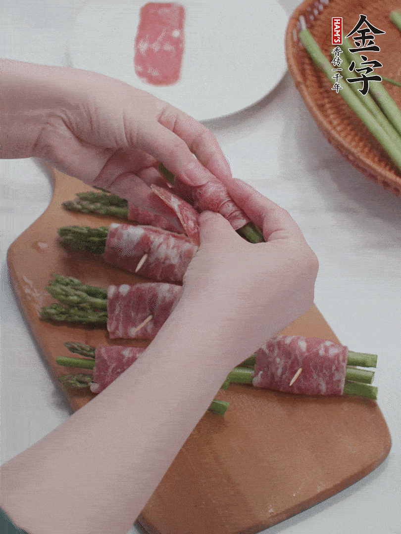 蘆筍切小段，蘆筍段用金字培根火腿卷起。