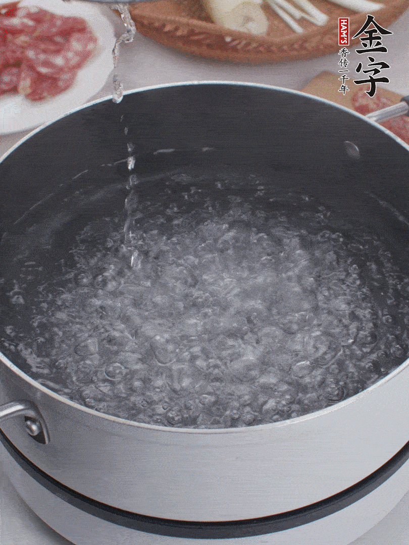 春筍去殼切片，焯水3分鐘。