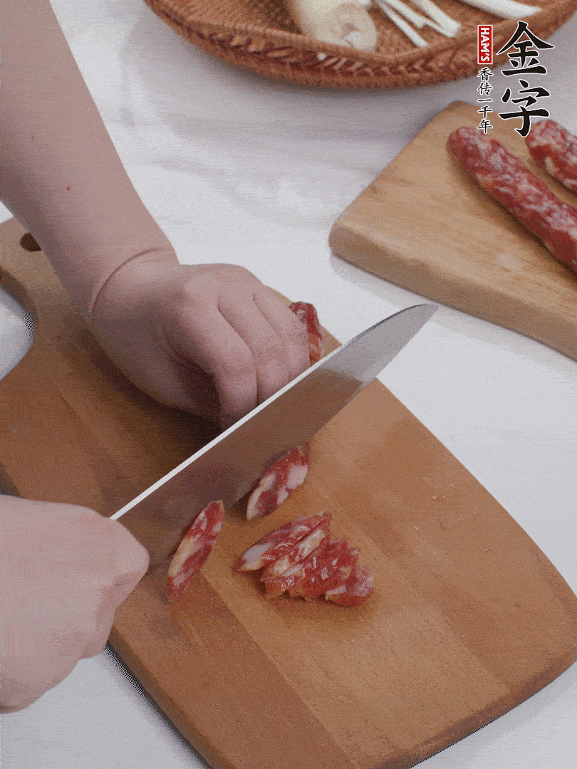 金字香腸切薄片。