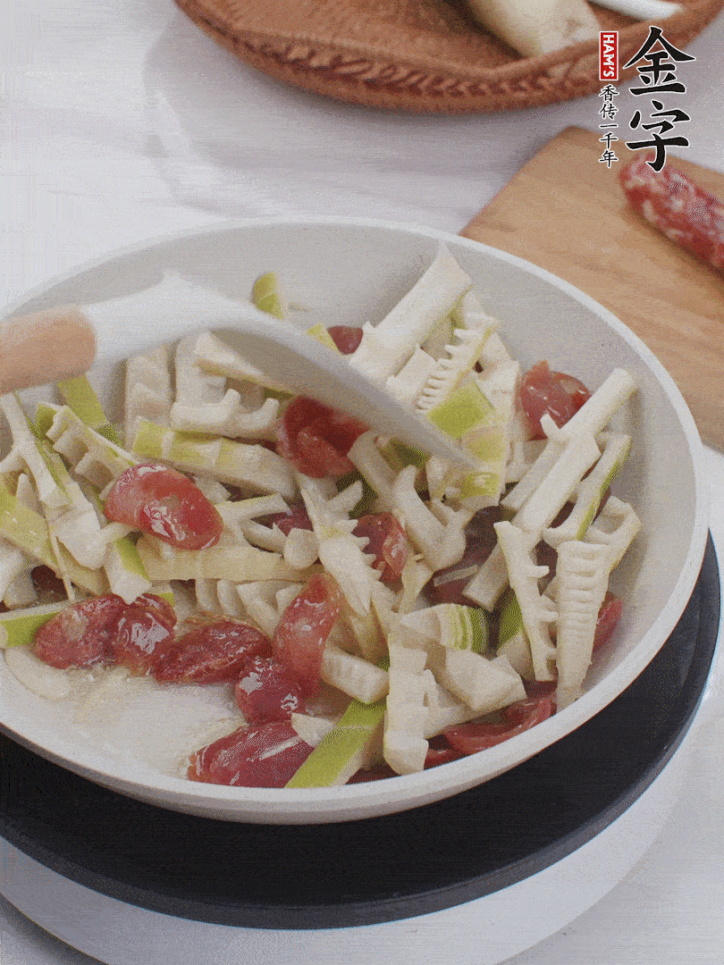 下春筍翻炒均勻，一小撮鹽調(diào)味。