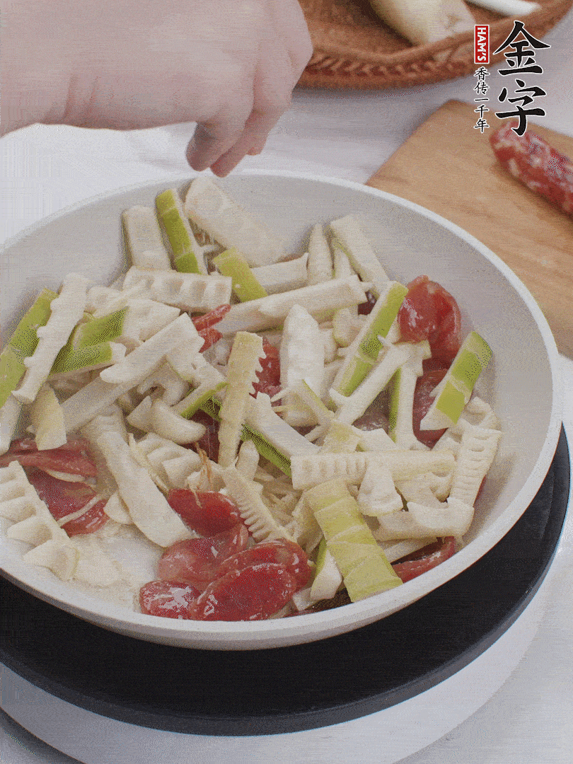 出鍋前撒蔥花。