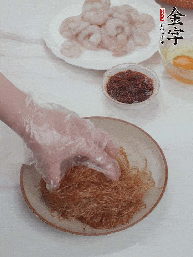 粉絲泡軟后，入沸水煮10秒，撈出后加1/2勺老抽、1/2勺食用油挑松。