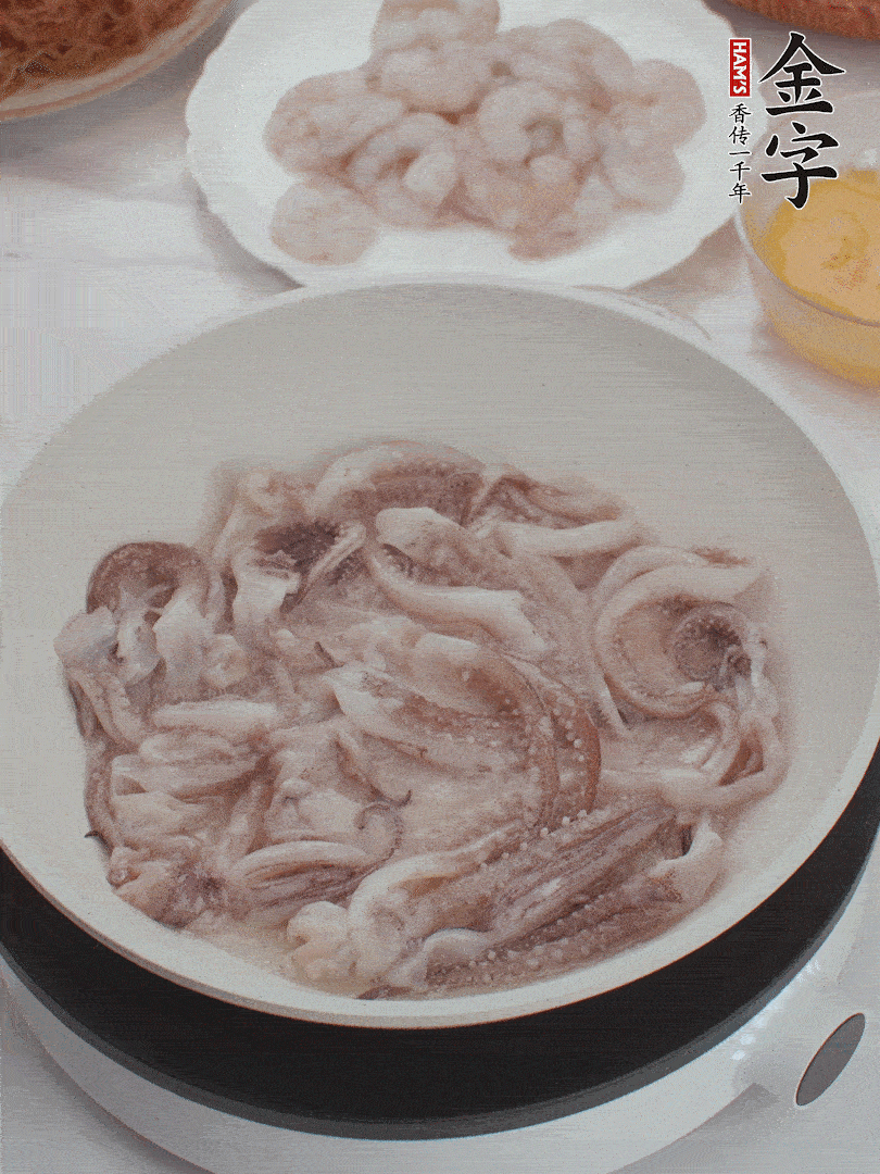 蝦仁、魷魚(yú)滑油，蛋液炒制半熟。