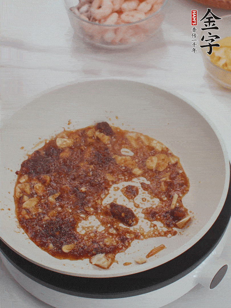 冷鍋熱油，1大勺金字火腿XO醬、蒜末炒香，倒粉絲一起炒。