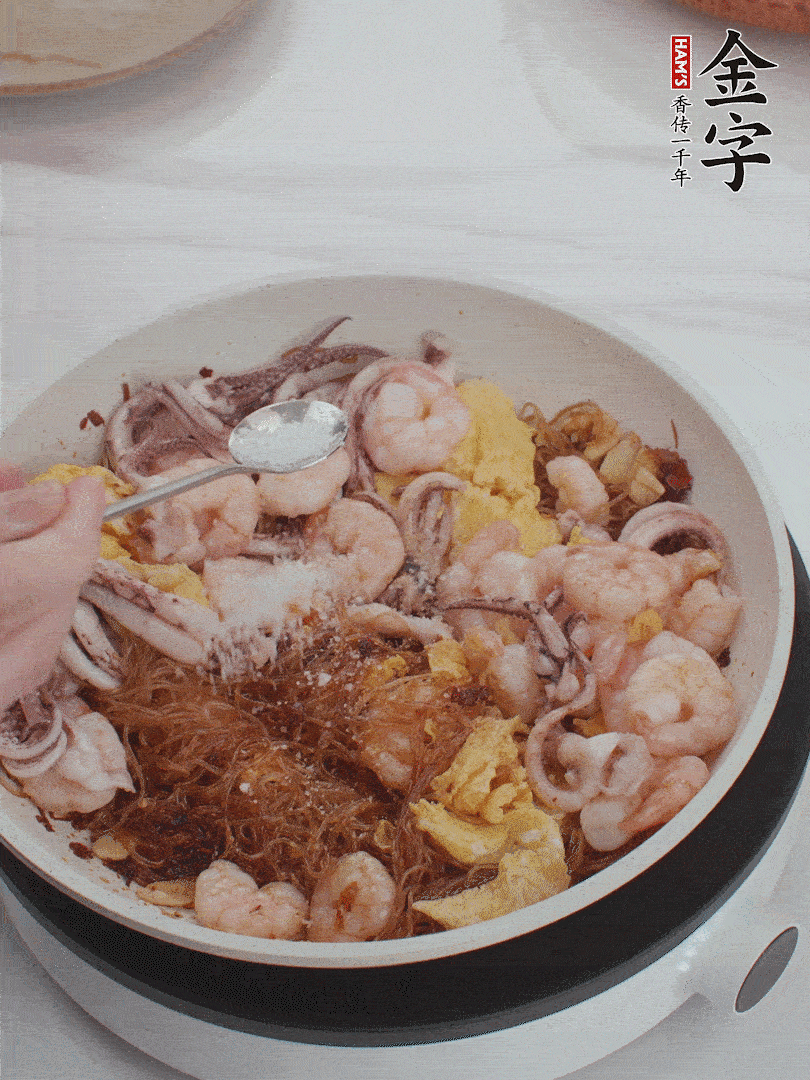 加雞蛋，蝦仁，魷魚(yú)混合。