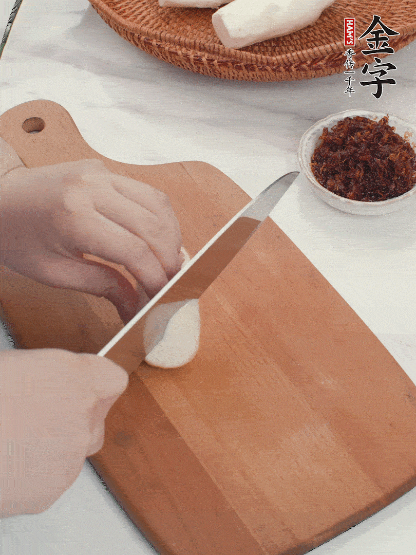 茭白剝殼，洗凈后切滾刀塊。