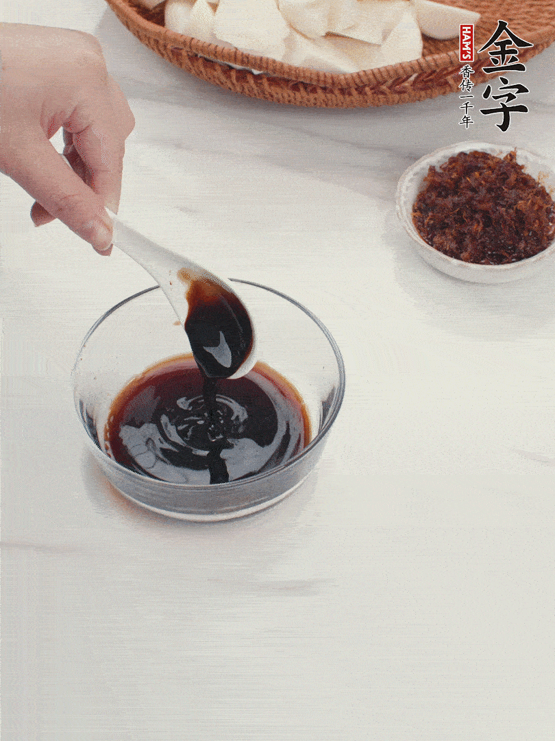 將生抽、老抽、黃酒和白砂糖在小碗里調(diào)成味汁。