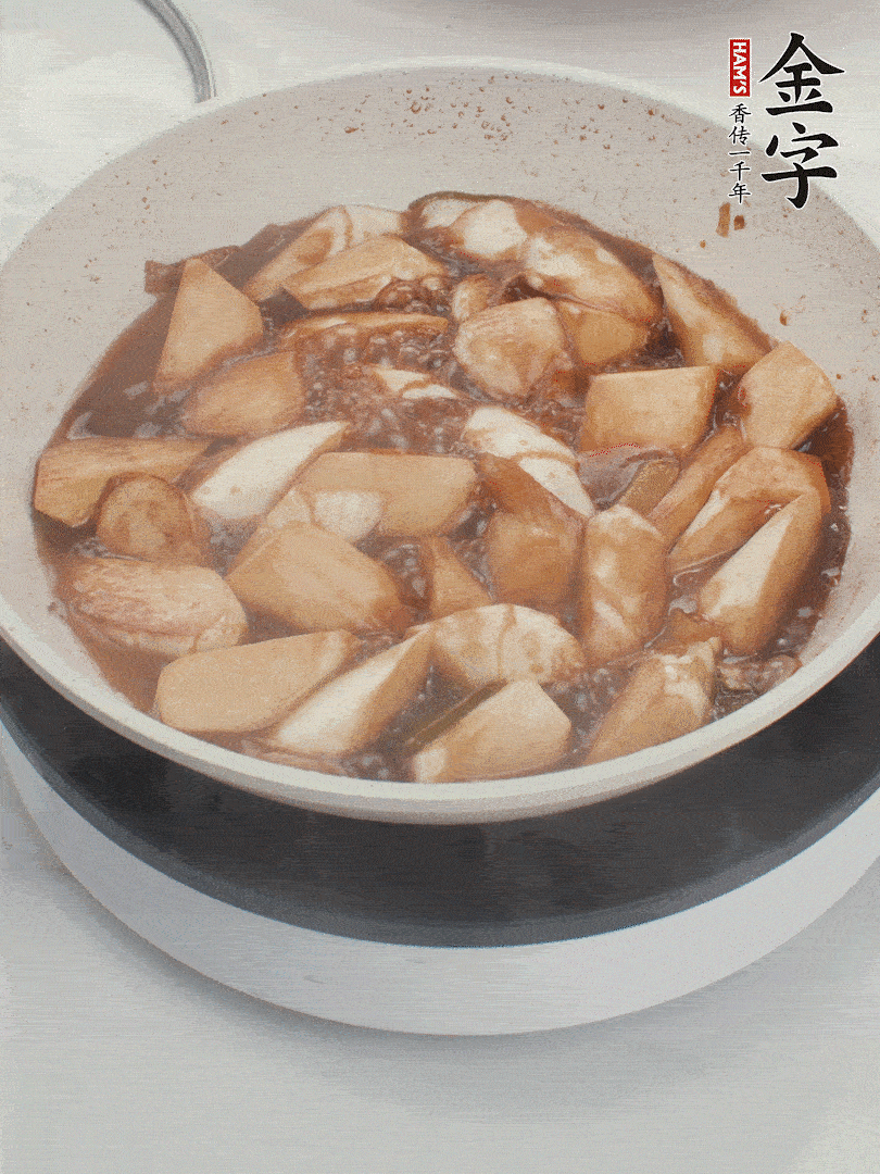 待茭白煸到微微發(fā)黃加入調(diào)好的味汁翻炒。加一小碗清水蓋蓋子燜3-4分鐘。