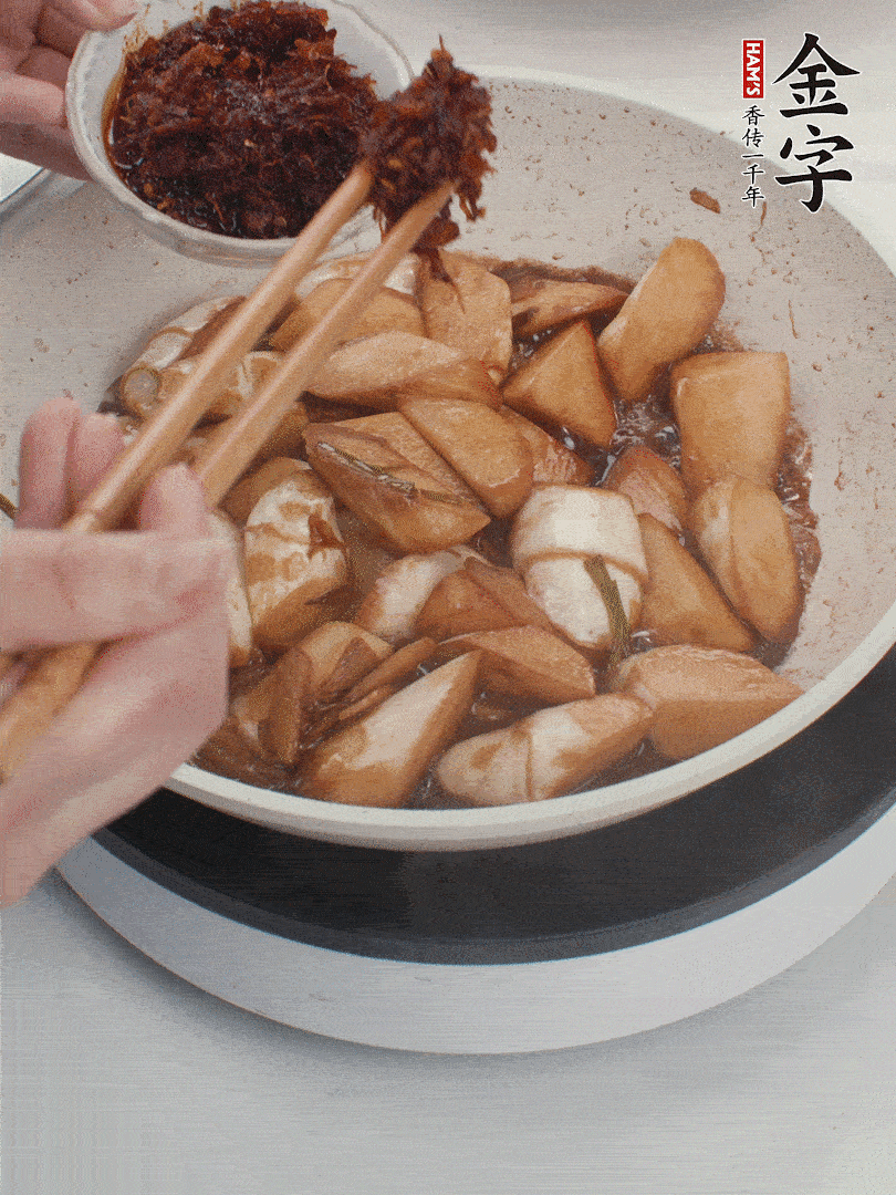 湯汁收濃，加金字火腿XO醬翻炒均勻。