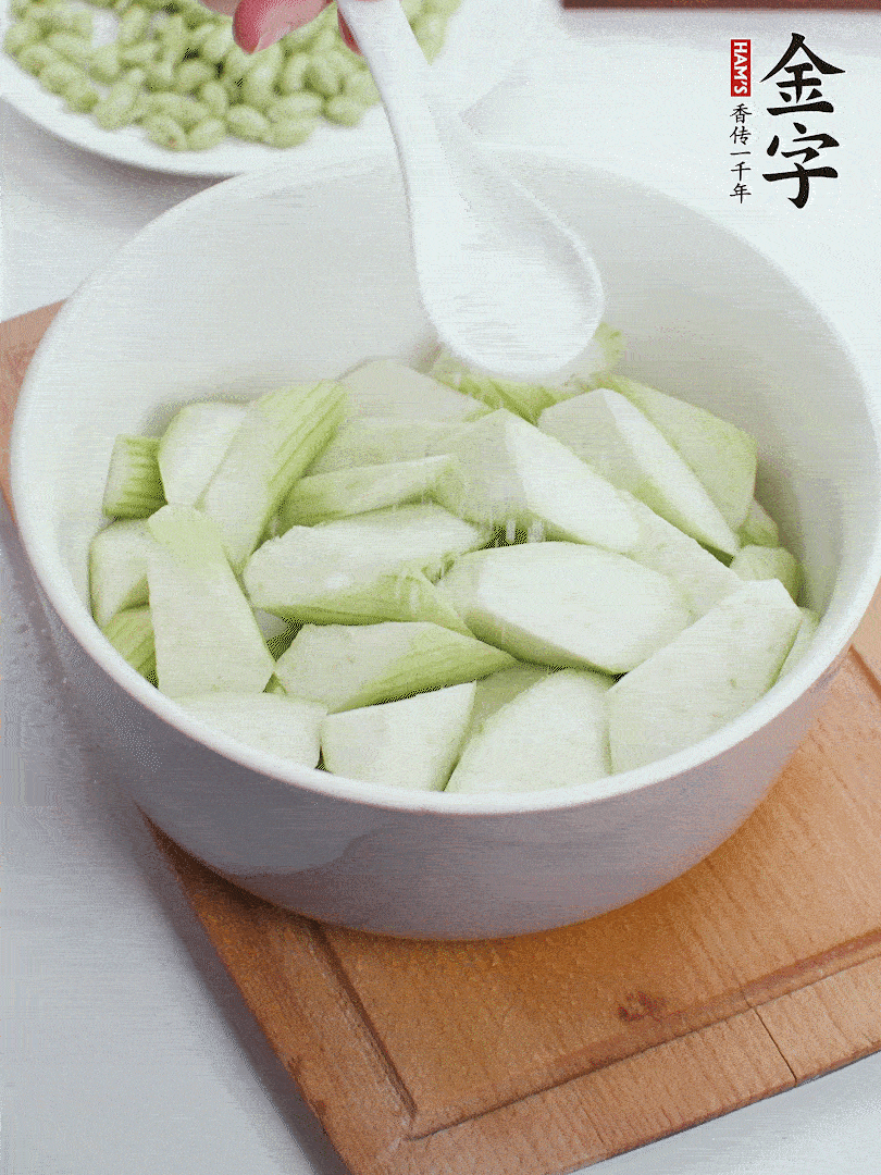 水中加1勺鹽浸泡，防止變黑。