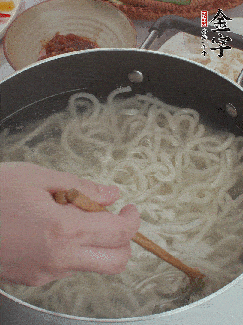 鍋中水煮沸，下烏冬面焯5秒鐘，撈出瀝干。