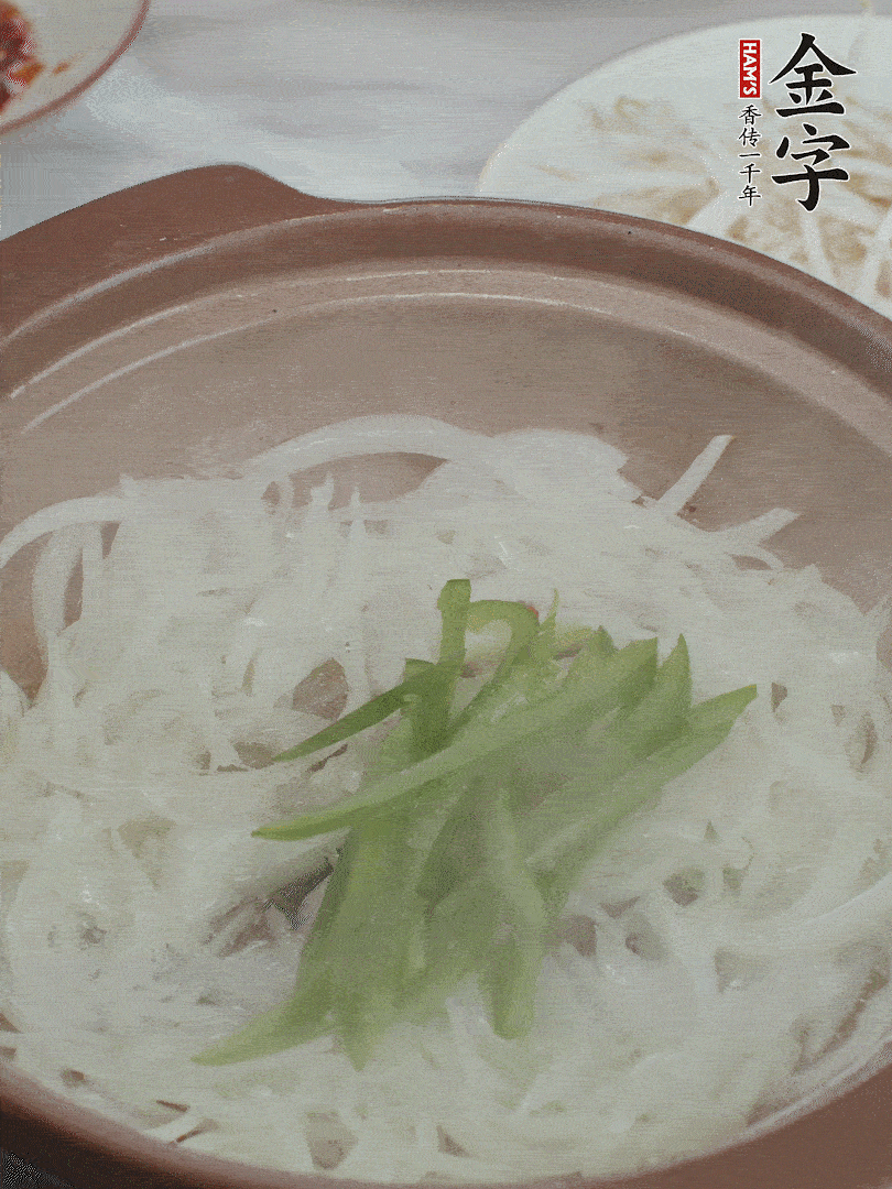 放烏冬面、青紅椒、豆芽。