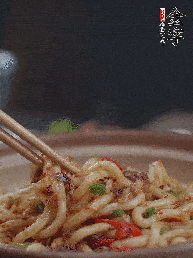 一小撮鹽調(diào)味。最后可以點(diǎn)綴香蔥段。