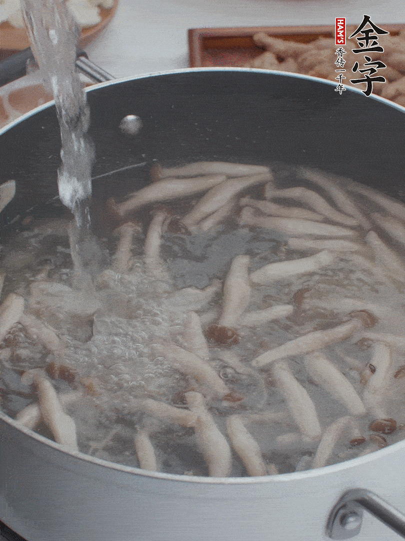 油熱爆香大蔥、蒜末，下蟹味菇炒軟，放清水。