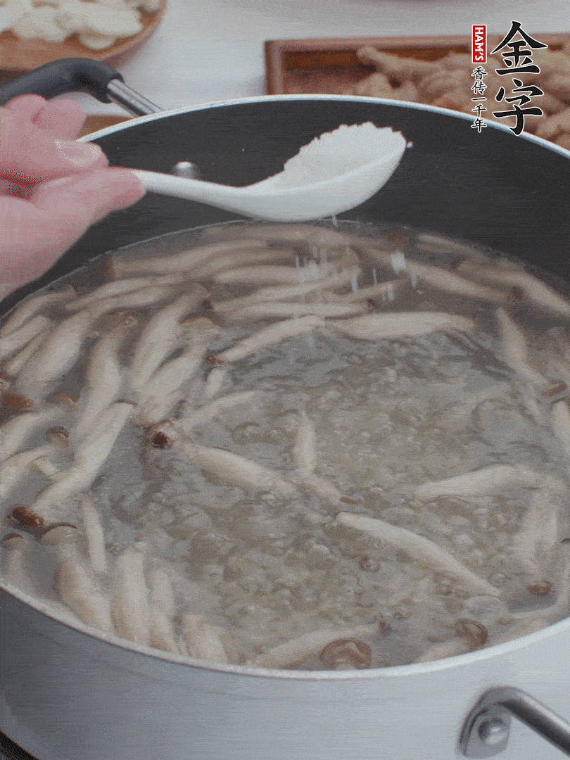 1勺鹽、一點胡椒粉調(diào)味。