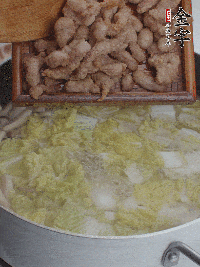 水開后煮10分鐘，下娃娃菜、小酥肉煮3分鐘。