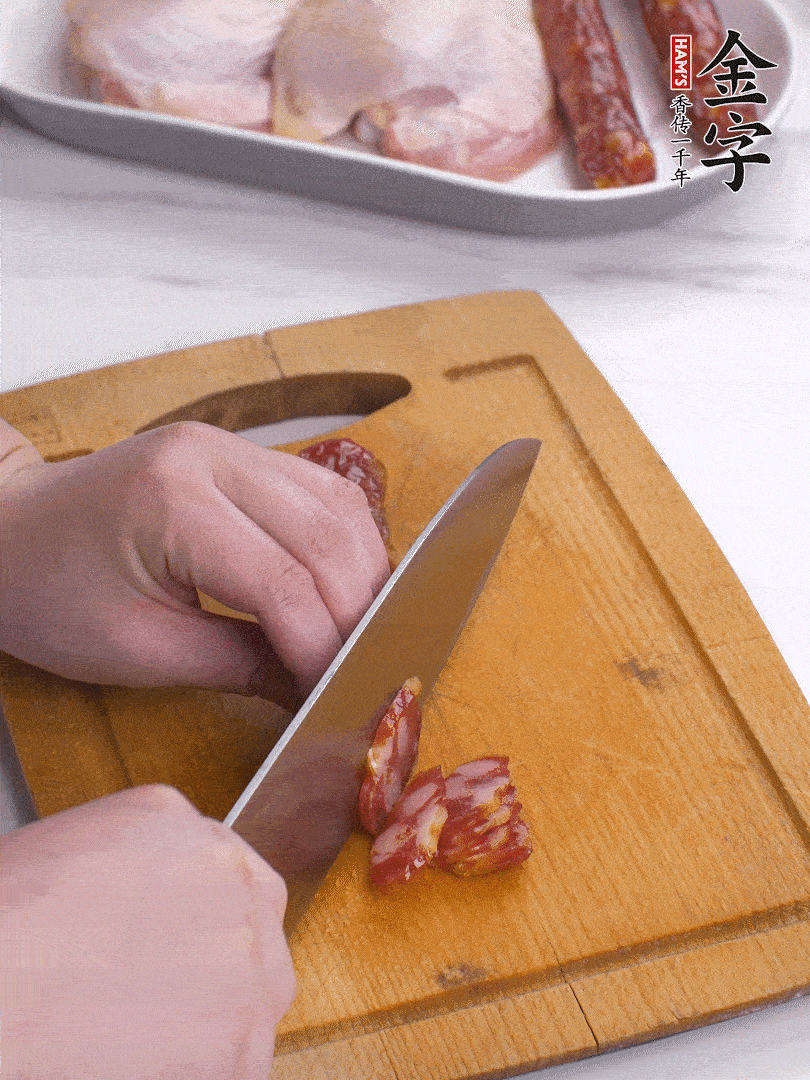 雞大腿去皮去骨切成塊，金字香腸切片，干香菇泡發(fā)切片，小蔥切蔥花。