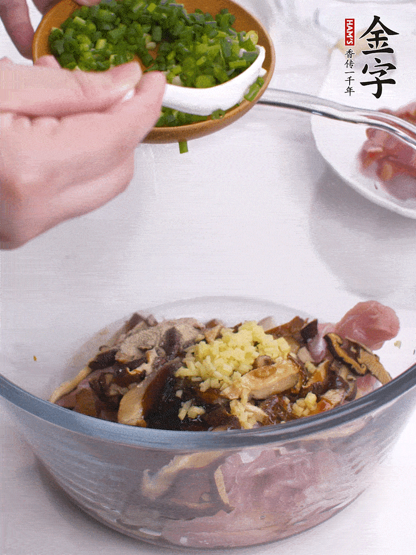 雞肉、香菇混合，加清水1/3杯、料酒1勺、蠔油1勺、鹽1勺、糖1/4勺、白胡椒1/4勺、食用油1勺、香油1/4勺、姜末、蔥花，攪拌均勻腌制2小時(shí)。