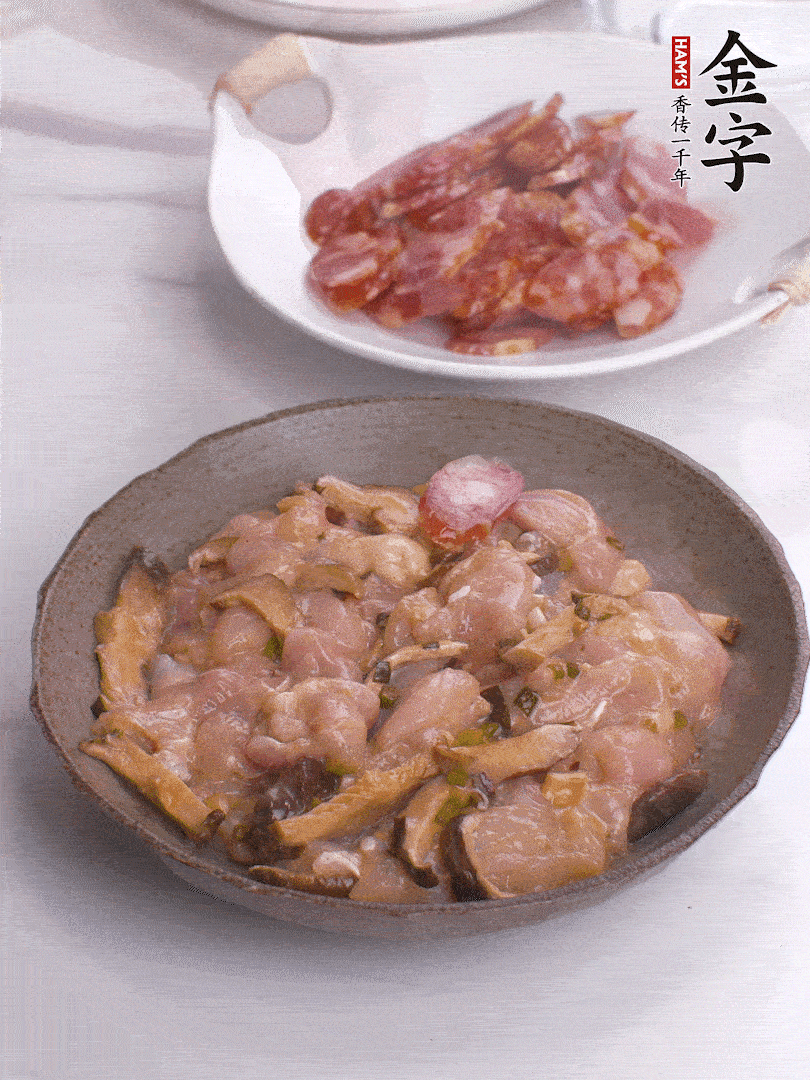 腌制后，雞肉中加淀粉1勺，頂部碼上香腸片。