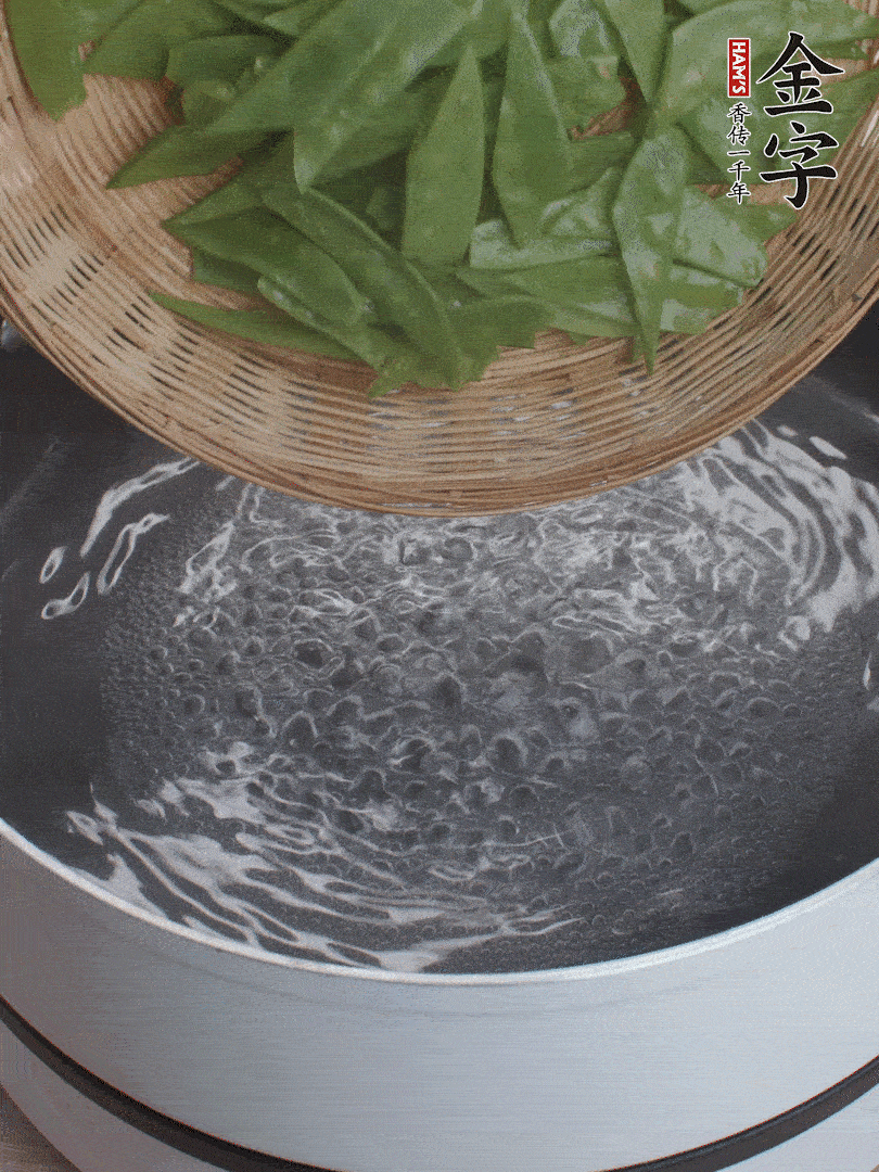 甜豆莢撕掉老筋，斜切兩半，焯水1分鐘。