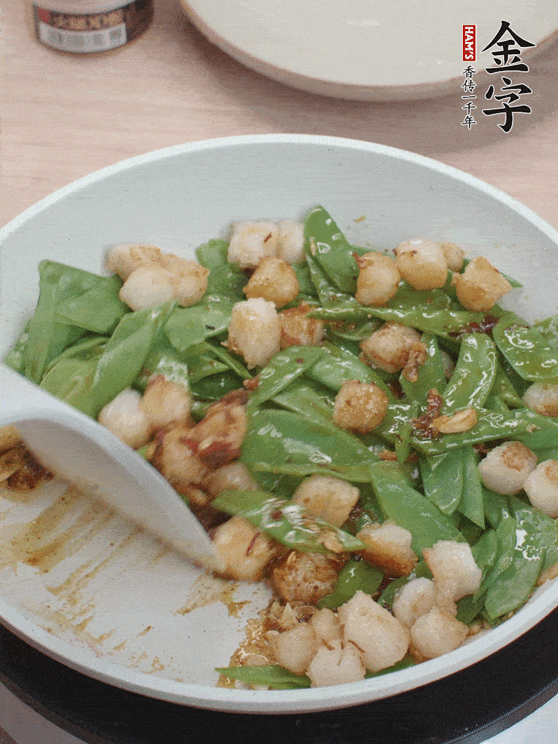 下甜豆莢、鮮貝輕輕翻炒均勻。