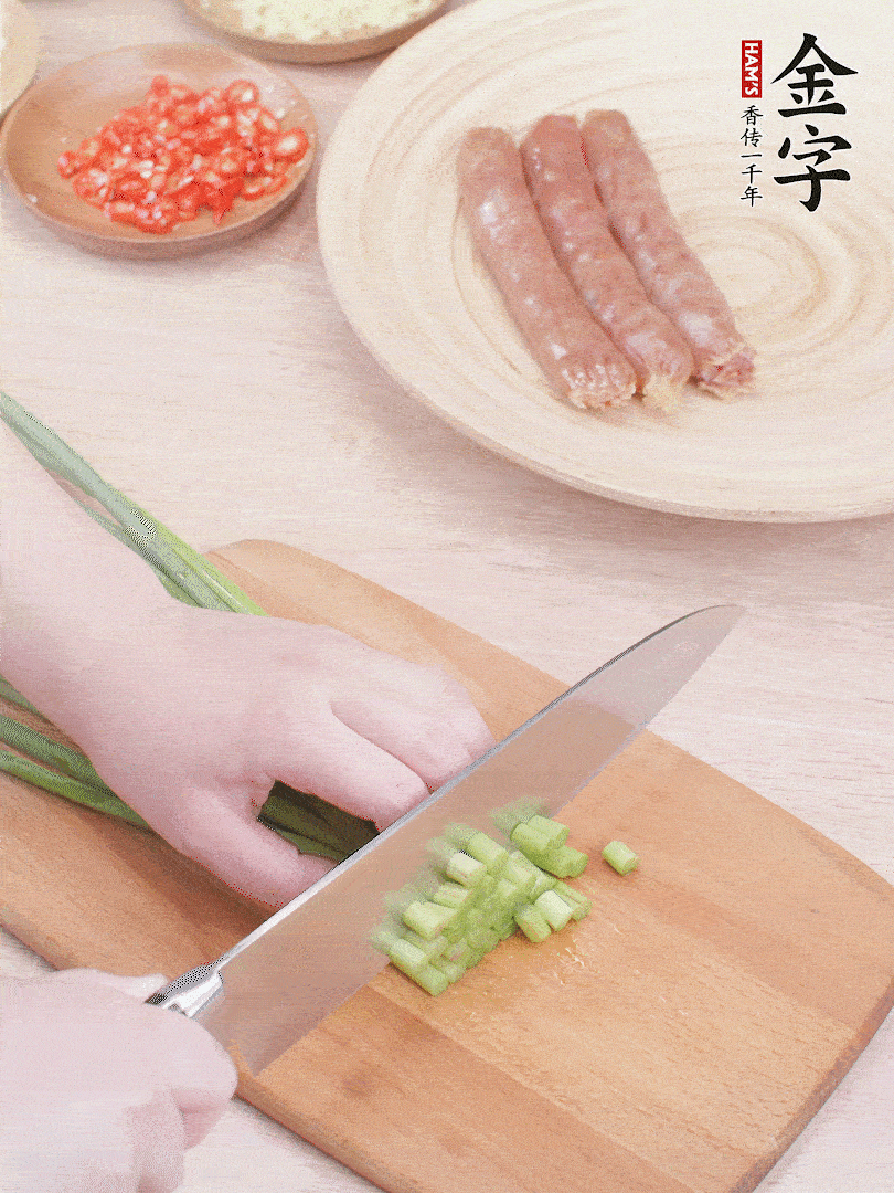 蒜苔切丁，蔥姜蒜切小丁，小米辣切圈。