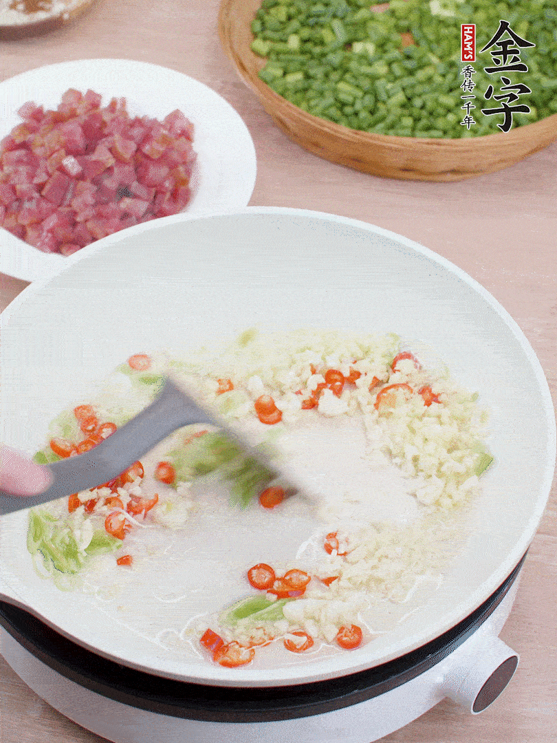 鍋中熱油，蔥姜蒜、小米辣煸香。