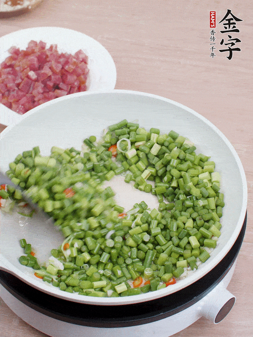 下蒜苔丁、一點鹽翻炒。