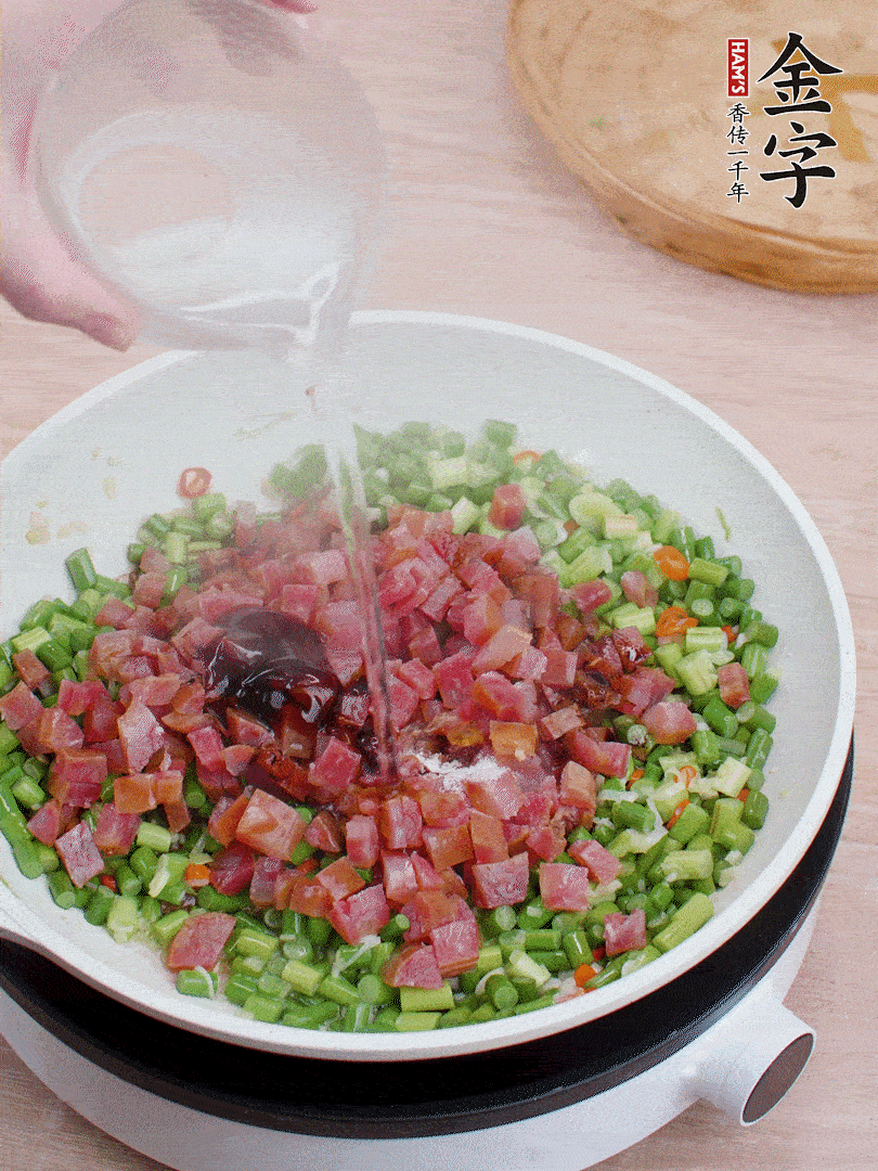 放香腸丁、1勺老抽、1勺蠔油、1/3勺白糖、少許清水炒至斷生。