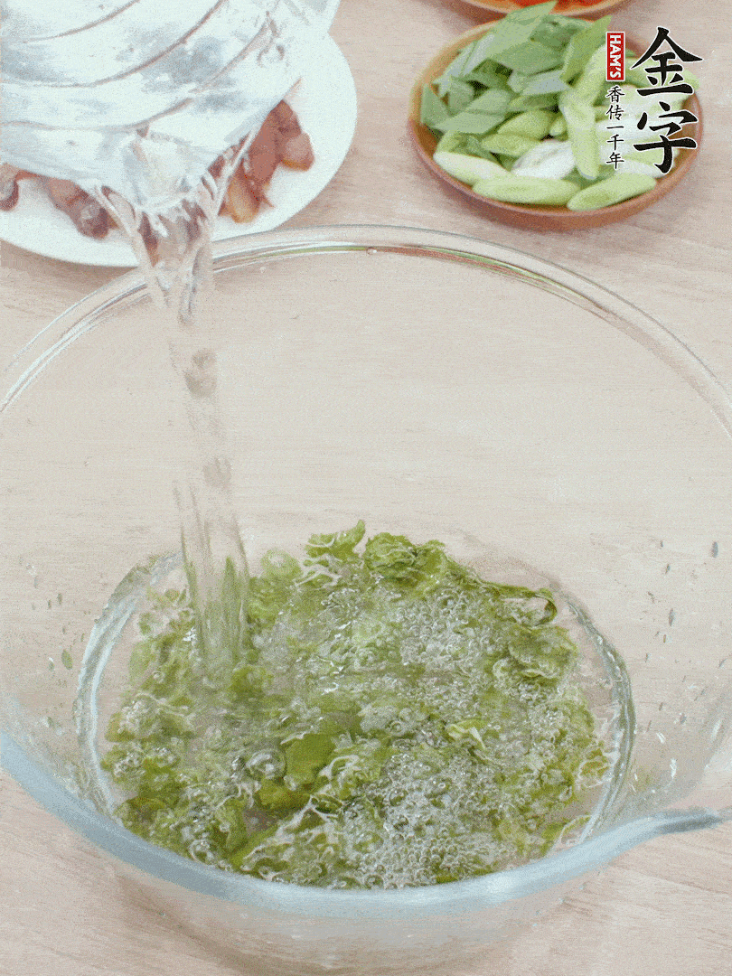 萵筍干溫水泡2小時，青紅辣椒切圈，姜切片，青蒜斜切段。