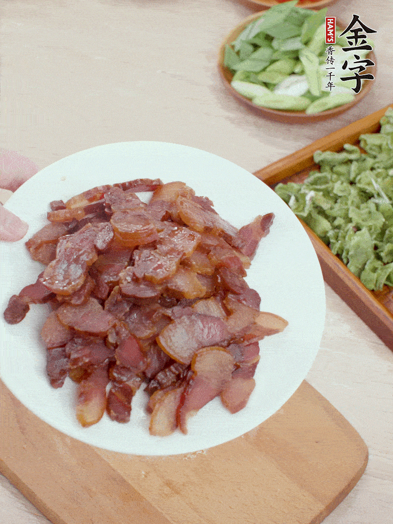 臘肉水煮15分鐘，切薄片。