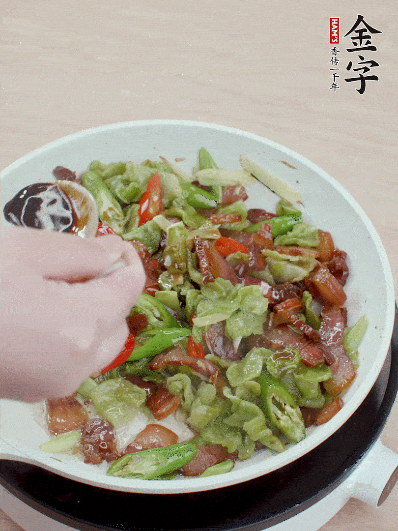 2勺生抽調(diào)味，最后撒蒜葉。